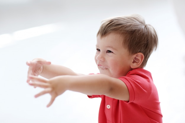 niño en casa