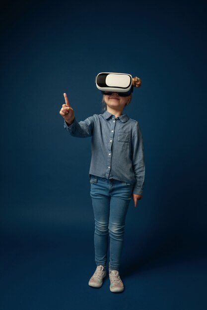 Niño con casco de realidad virtual