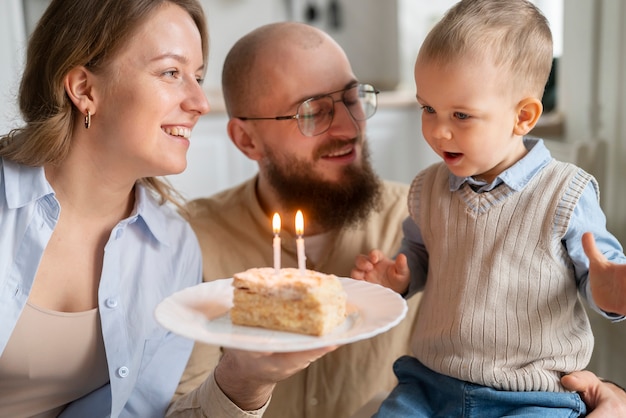 Foto gratuita niño de celebración familiar en sus primeros años de vida.