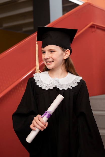 Niño celebrando la graduación de jardín de infantes