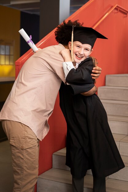 Niño celebrando la graduación de jardín de infantes