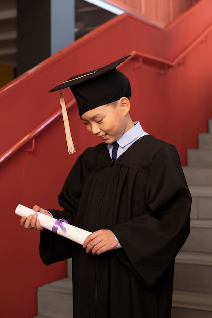 Niño celebrando la graduación de jardín de infantes