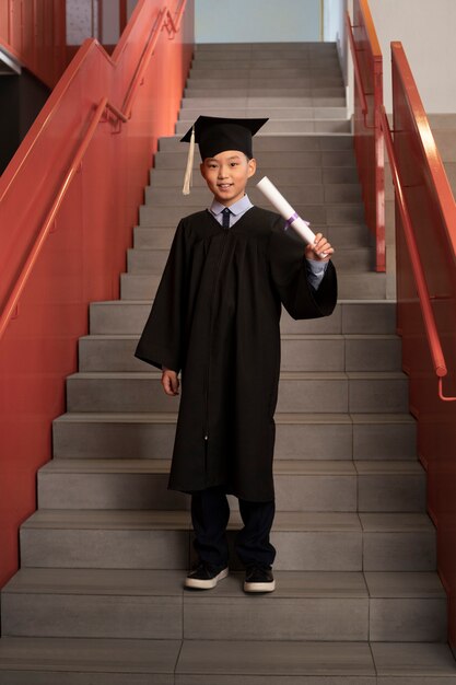 Niño celebrando la graduación de jardín de infantes