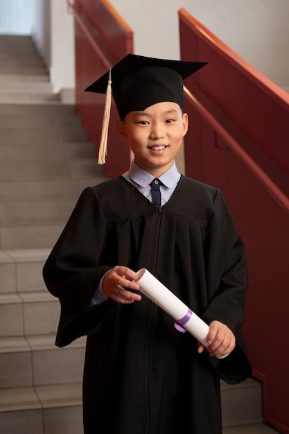 Niño celebrando la graduación de jardín de infantes