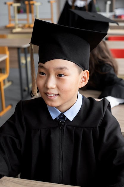 Niño celebrando la graduación de jardín de infantes