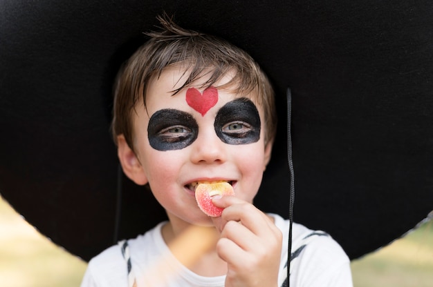 Foto gratuita niño celebrando halloween