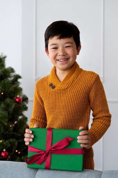 Foto gratuita niño celebrando la víspera de año nuevo en casa