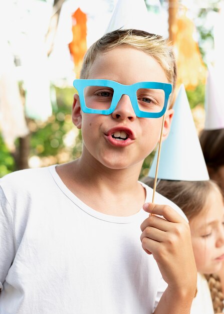 Niño de cerca con gorro de fiesta