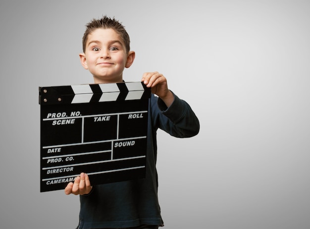 Niño con una claqueta de cine