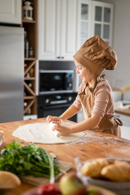 Foto gratuita niño cocinando y divirtiéndose en casa