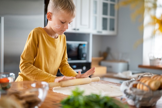 Niño cocinando y divirtiéndose en casa