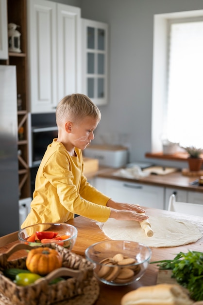 Niño cocinando y divirtiéndose en casa