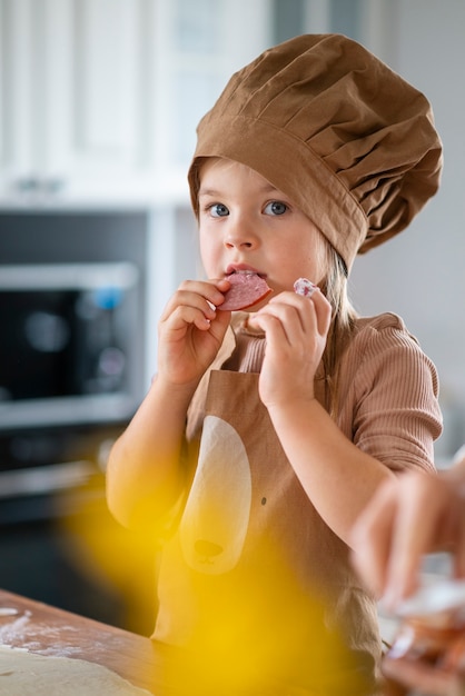 Niño cocinando y divirtiéndose en casa