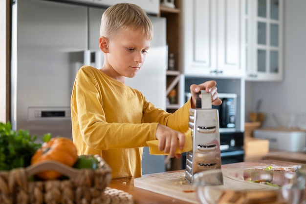 Niño cocinando y divirtiéndose en casa