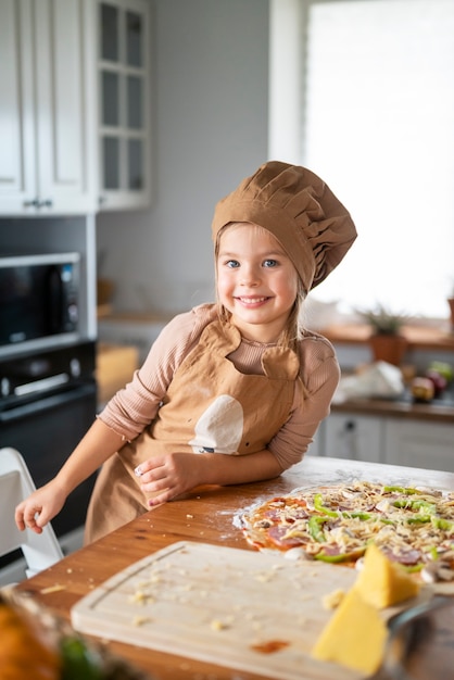 Niño cocinando y divirtiéndose en casa