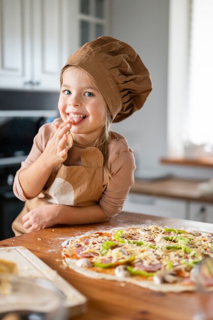 Niño cocinando y divirtiéndose en casa