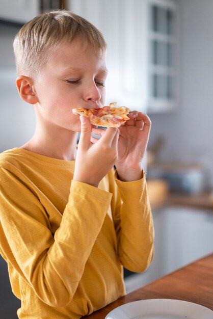 Niño cocinando y divirtiéndose en casa