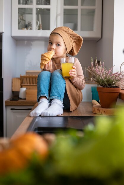 Niño cocinando y divirtiéndose en casa