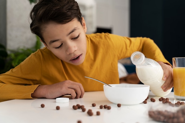 Niño comiendo en casa sucia