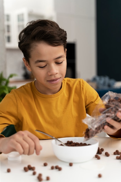 Foto gratuita niño comiendo en casa sucia