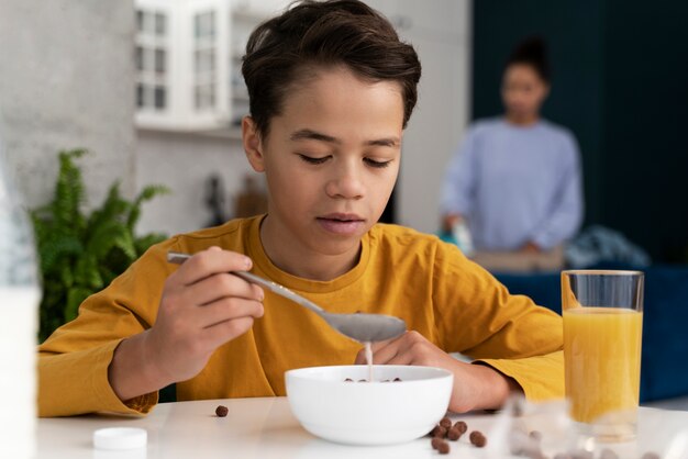 Niño comiendo en casa sucia