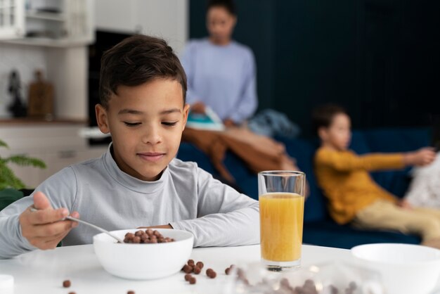 Niño comiendo en casa sucia