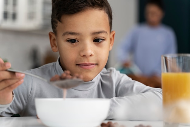 Niño comiendo en casa sucia