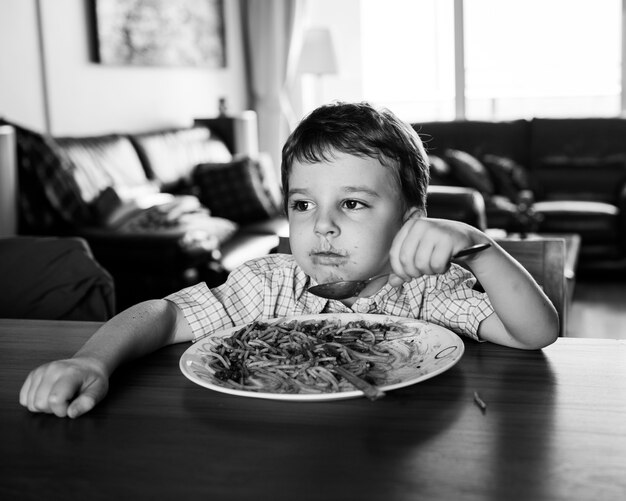 Niño comiendo espaguetis