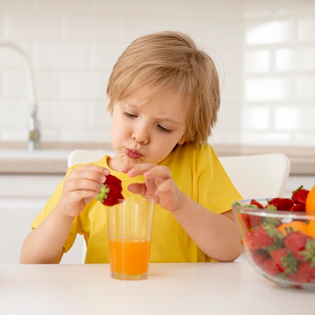 Niño comiendo frutas