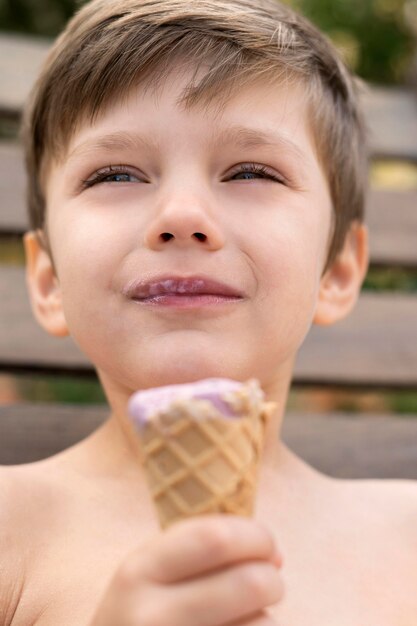 Foto gratuita niño comiendo helado