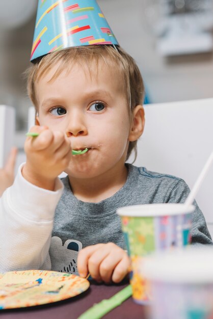 Niño comiendo pastel de cumpleaños