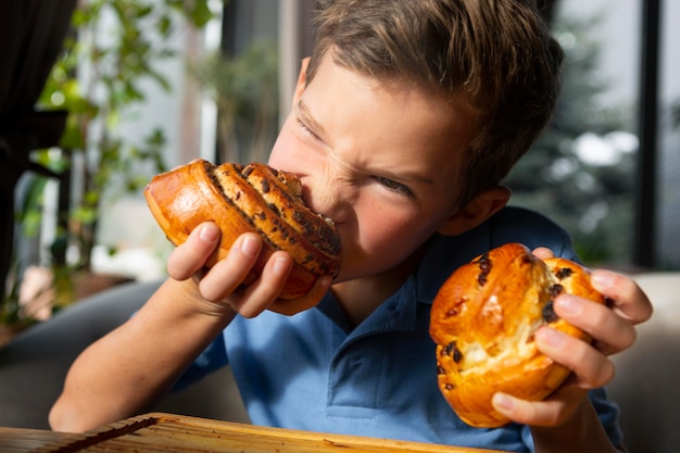 Niño comiendo postre de cerca