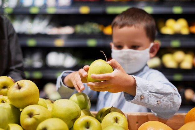 Niño de compras con máscaras