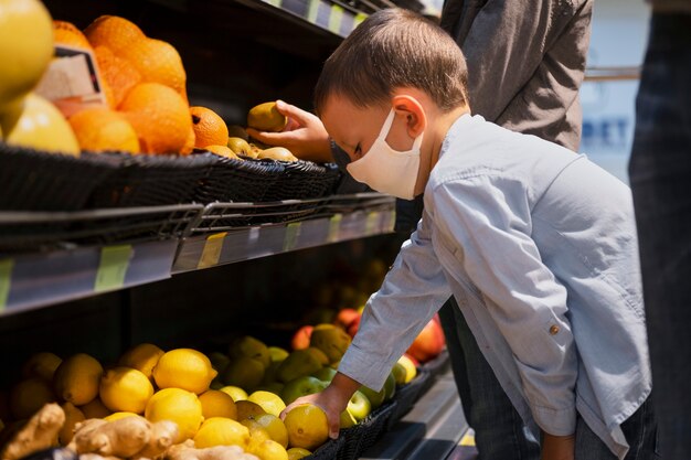 Niño de compras con mascarilla