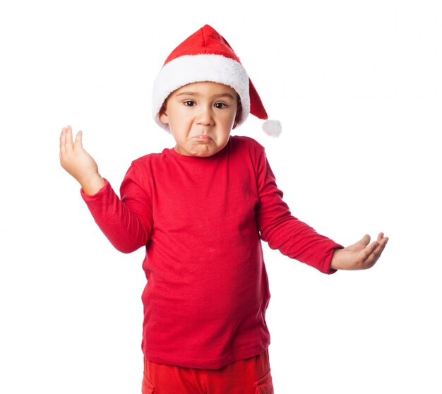 Niño confundido con gorro de navidad