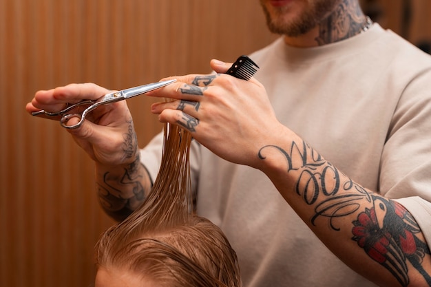 Foto gratuita niño cortándose el pelo en el salón