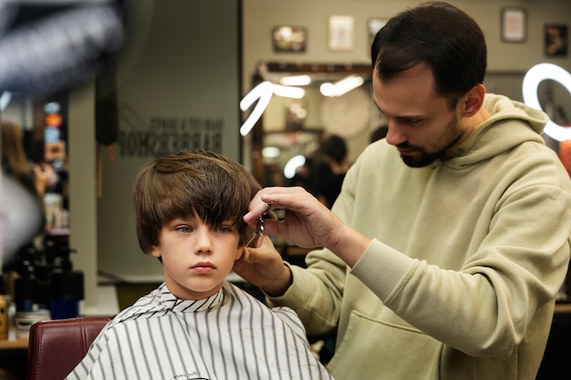 Niño cortándose el pelo vista frontal