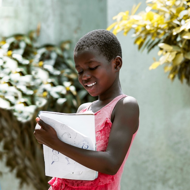 Niño con cuaderno de tiro medio