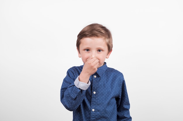 Niño cubriendo la nariz