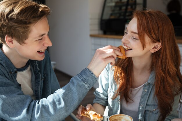 Niño cuidadoso alimenta a su novia