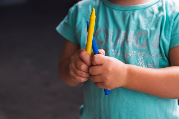 Niño de cultivo con lápices de colores