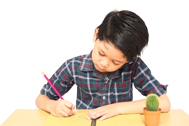 Un niño curiosamente está haciendo la tarea.