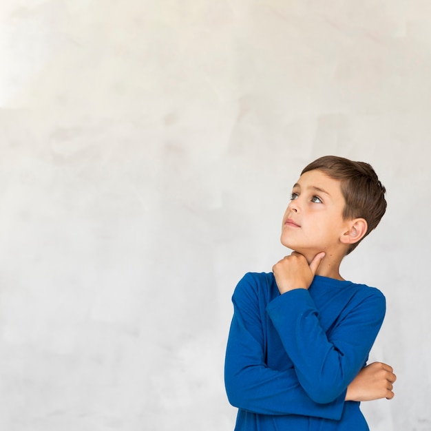 Niño curioso con espacio de copia