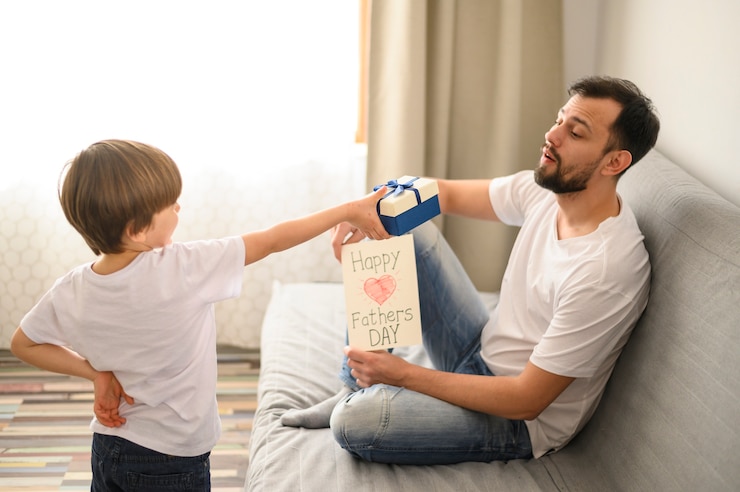 Foto gratuito niño dando regalo al padre