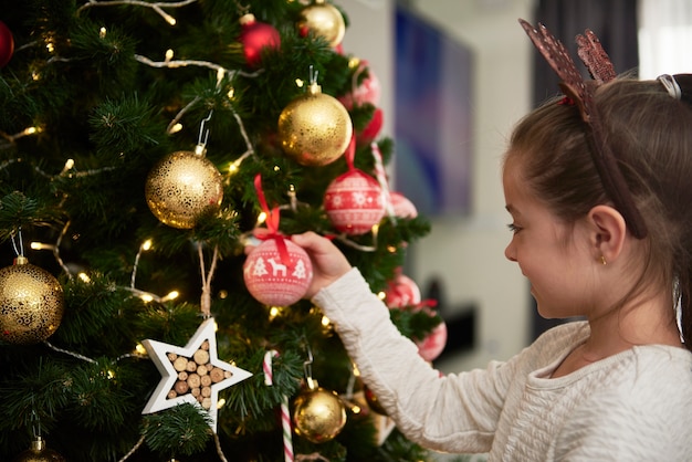 Niño decorando el árbol de Navidad