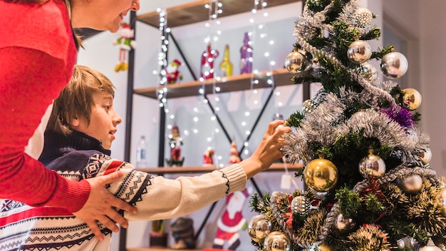 Foto gratuita niño, decorar, árbol de navidad