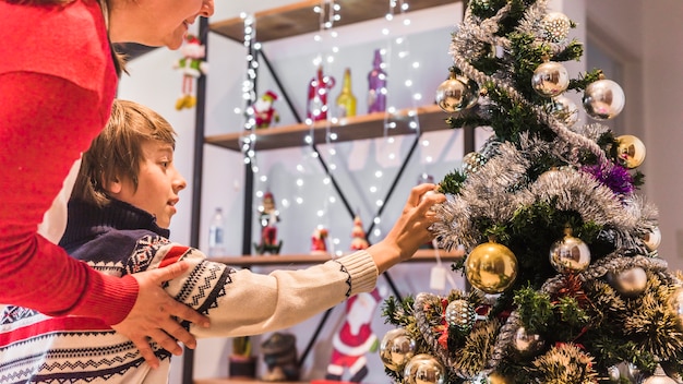Niño, decorar, árbol de navidad