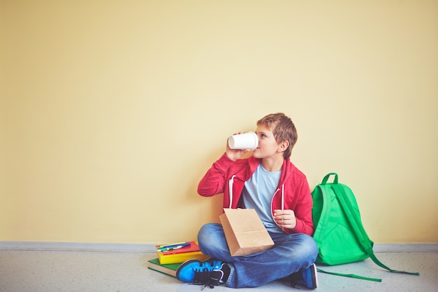 Foto gratuita niño desayunando en el recreo