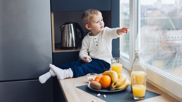 Niño desayunando