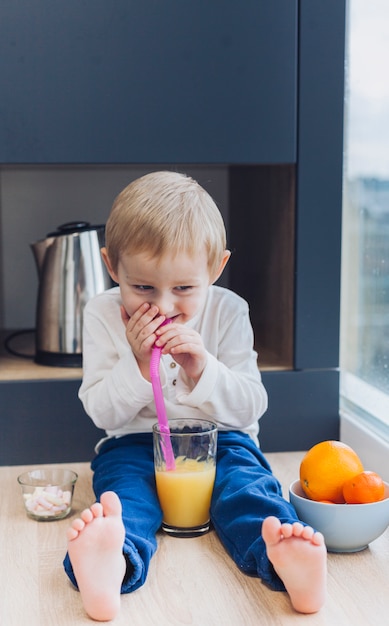 Niño desayunando